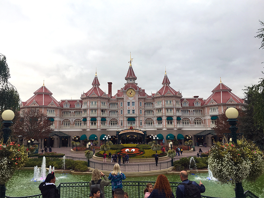Das 'Disneyland Hotel', das teuerste von allen Disney Hotels, direkt am Eingang.