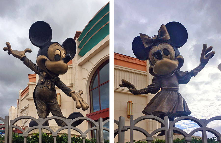 Nostalgische Statuen von Mickey und Minnie Mouse begrüßen die Gäste im Disney Village.