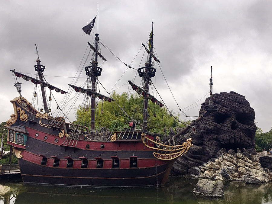 Ein echtes Piratenschiff auf einer Lagune mit dem Schädelfelsen im Hintergrund, hoho!