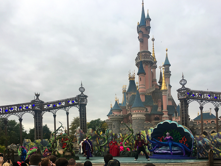 Die Show "Are you brave enough?" mit den Disney-Villains auf der 'Castle Stage', einer Außenbühne.