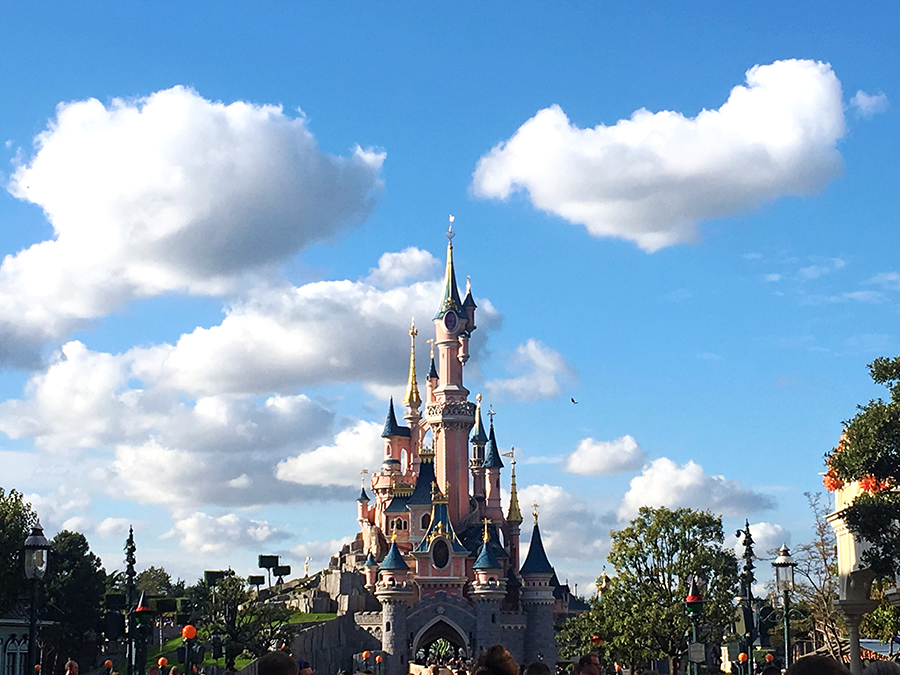 Willkommen in der Welt des Walt Disney, willkommen in Disneyland!
