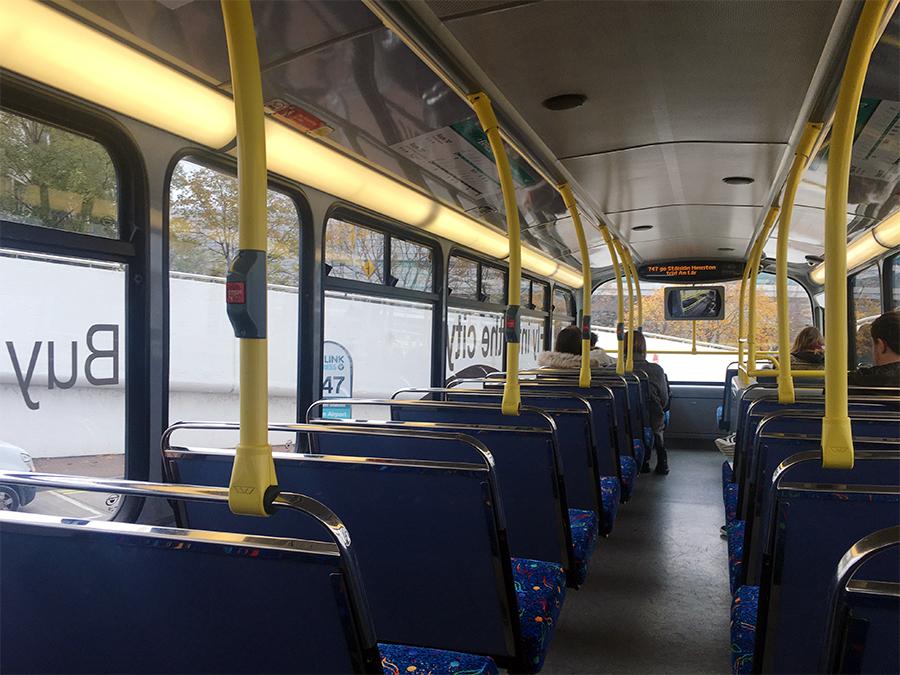 Auf dem Weg in die Stadt: Airlink-Bus von innen.