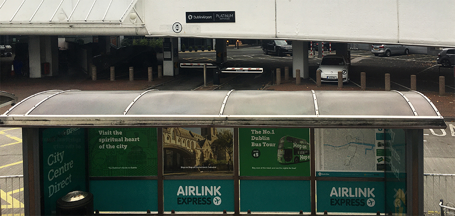 Die Airlink-Bus-Station vor dem Flughafen, die des Konkurrenten Aircoach liegt daneben.