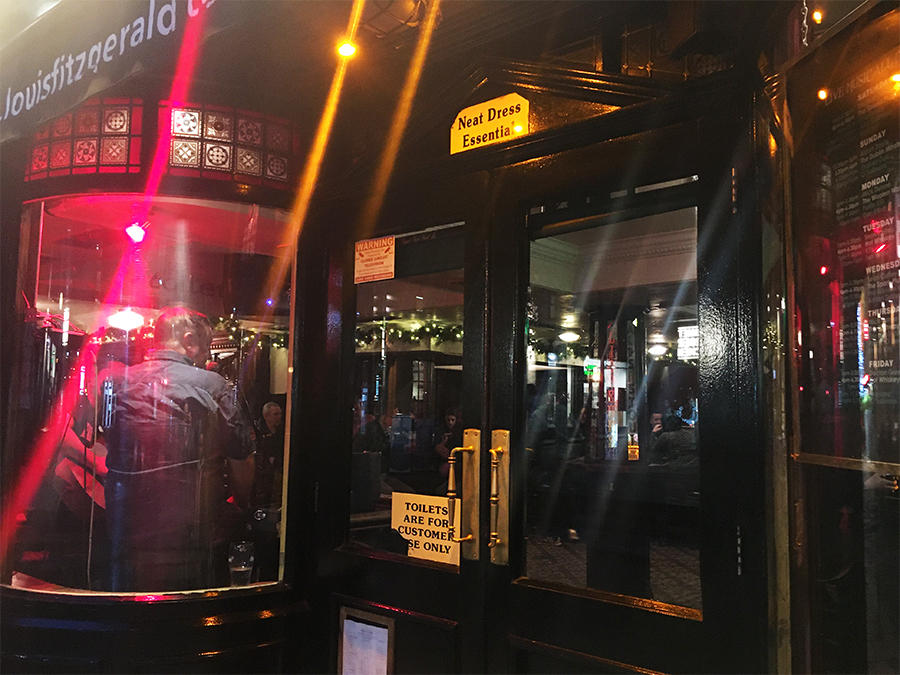 Seht ihr? Im 'Louisfitzgerald's Pub' hat die Liveband ihren Platz in einem Glaserker mit dem Rücken zur Straße hin. Betritt man den Pub, steht man so direkt mitten im Zuschauerraum. Coole Idee!