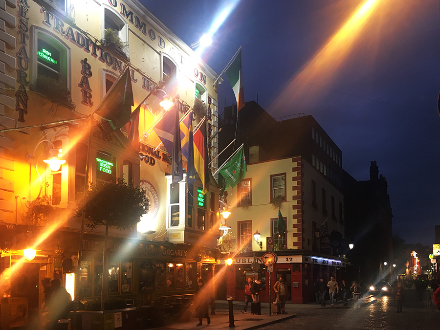 Ein gemütlicher Pub neben dem anderen: Hier stehen wir vor 'Oliver St John's Gogarty'...