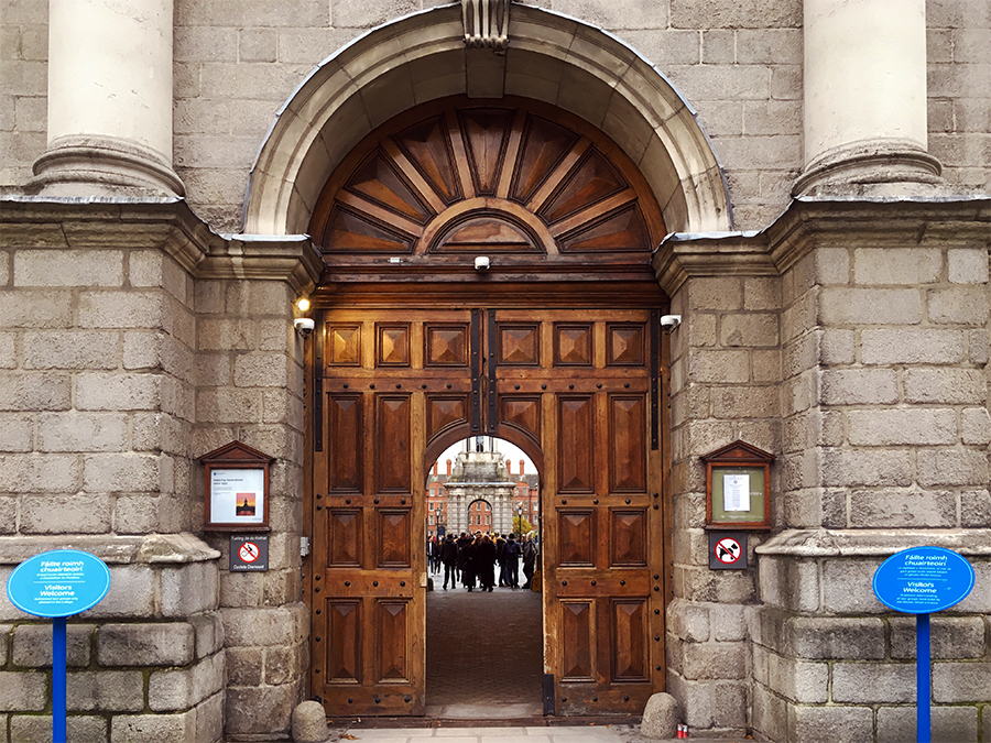 Das urige Tor im 'Regent House', durch das man ins Innere des Trinity College gelangt.
