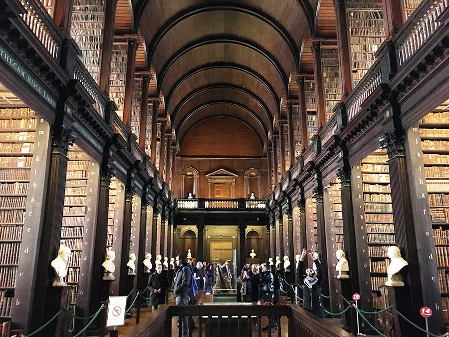 Der 'Long Room' im Gebäude des 'Old Library' im Trinity College.