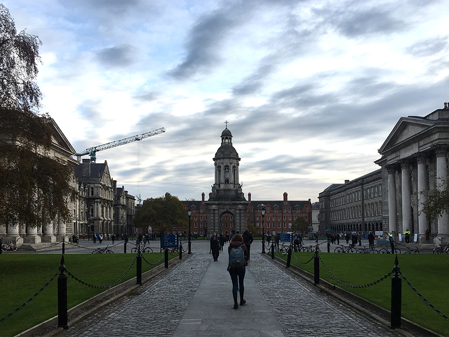 Der Weg ins Trinity College führt zuerst zum 'Parliament Square'.