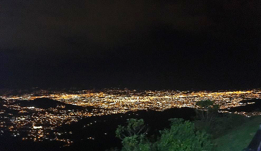 Blick auf San José bei Nacht von einer außerhalb gelegenen Bergkuppe.