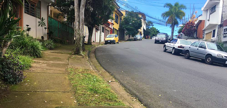Die Straße meines Schulwegs in einem Wohnviertel in San José, der Hauptstadt...
