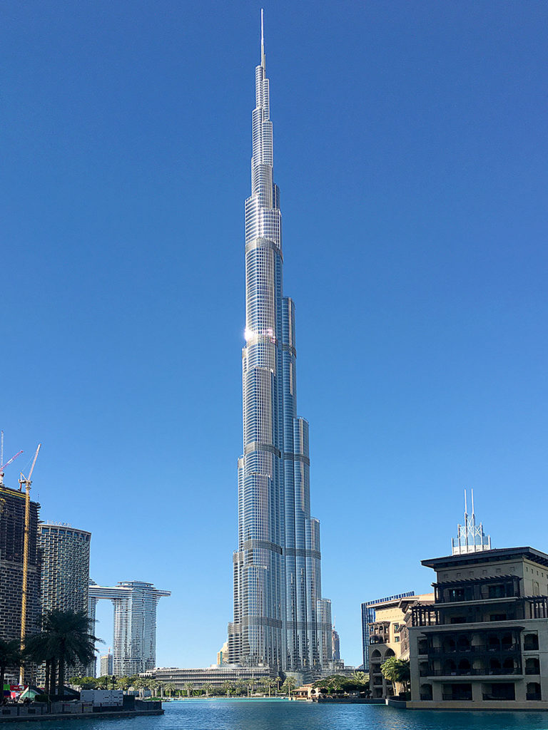 Unglaublich beeindruckend und gar nicht so einfach, komplett auf ein Foto zu bekommen: das Burj Khalifa!