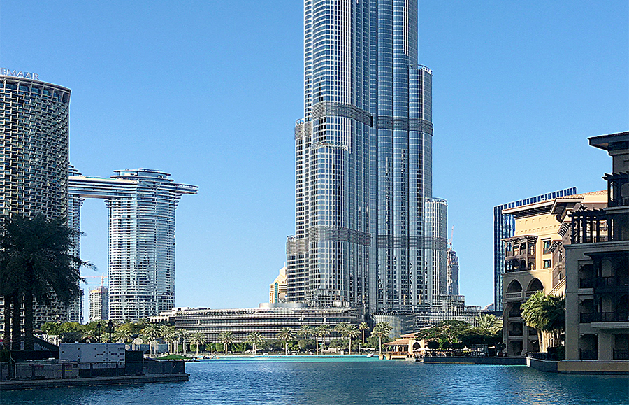 Blick über den See auf die Dubai Mal, mit dem Sockel des Burj Khalifa im Hintergrund.