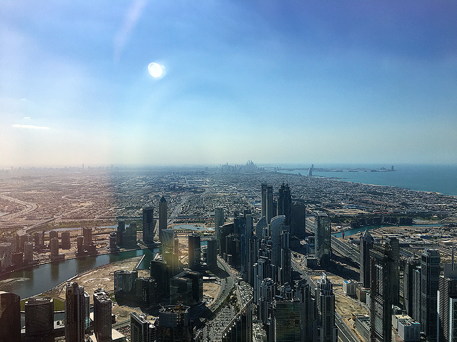 Blick über Dubai nach links, gen Süden. Im Hintergrund kann man am Strand ganz klein das Burj al Arab erahnen.