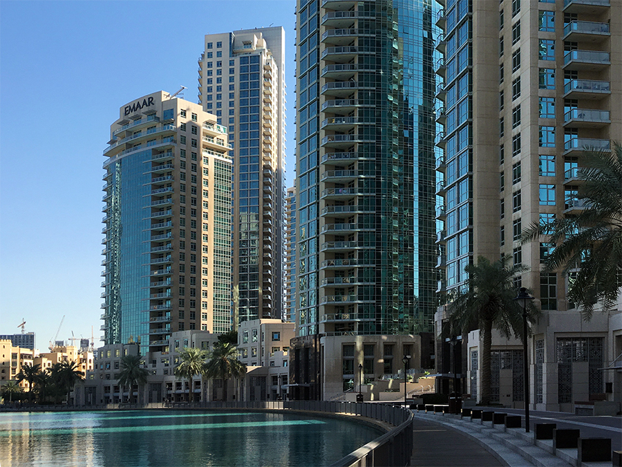 Die Promenade vor der Dubai Mall führt rund um den 'Burj Lake', an dem mittags und abends die berühmten Wasserspiele veranstaltet werden.