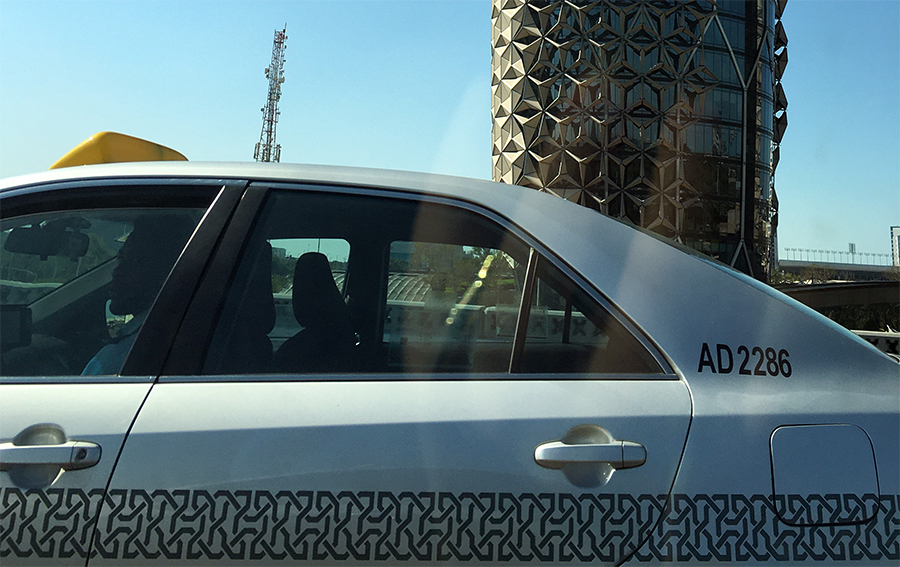 Überall in Abu Dhabi begegnen uns Muster: In und an Gebäuden, an Autos, alles ist voll davon.