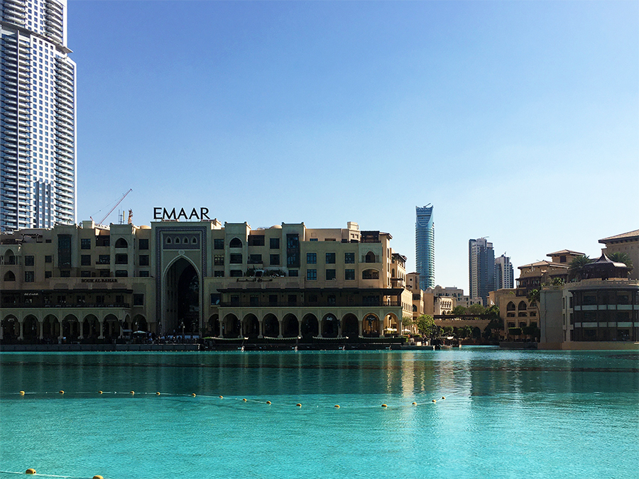 Der 'Burj Lake' vor dem Burj Khalifa in Dubai, in dem jeden Abend mehrmals die größten Wasserspiele der Welt, die 'Dubai Fountains', stattfinden.