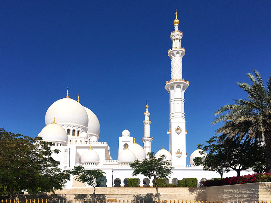 Aus jedem Blickwinkel einfach atemberaubend: die Große Moschee von Abu Dhabi.