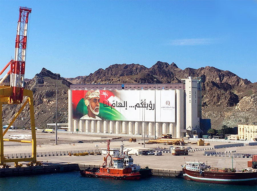 Der beliebte Sultan Qabus ist omnipräsent im Oman, wie hier, auf diesem riesigen Plakat im Hafen.