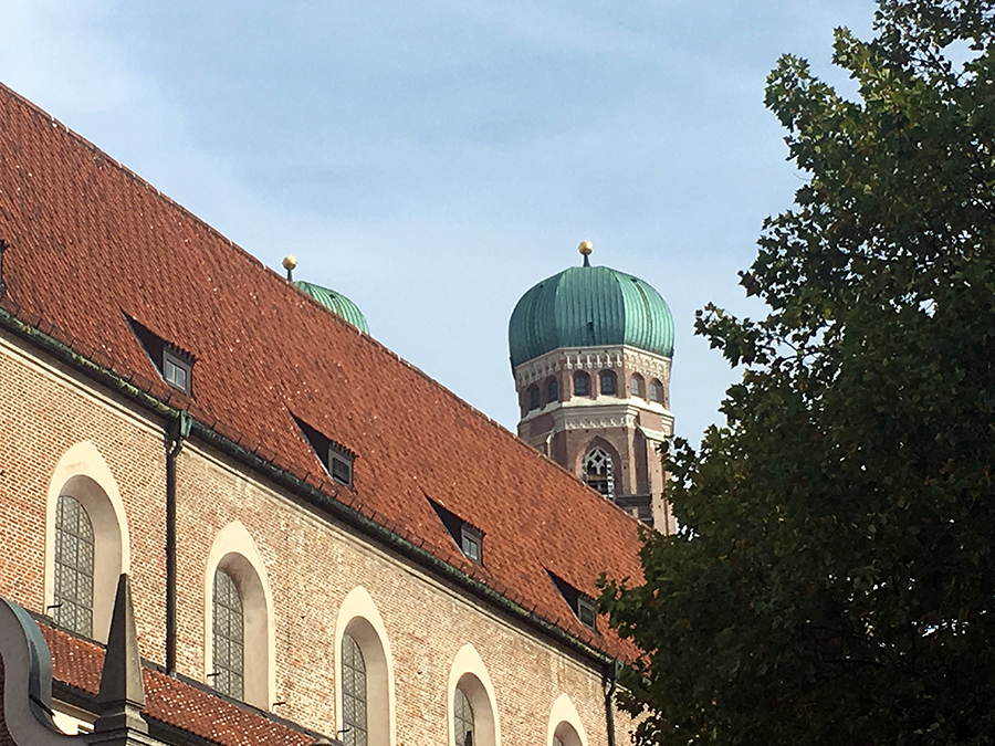 Die Münchner Frauenkirche ist übrigens auch von innen sehr schön, da haben wir aber keine Fotos gemacht.