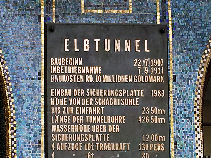 Schild am Eingang des Alten Elbtunnels. "Baukosten rd. 10 Millionen Goldmark", aber hallo!