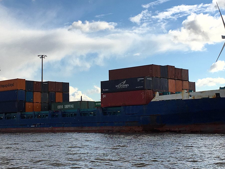 ...und Container über Container, das ist Hamburg!