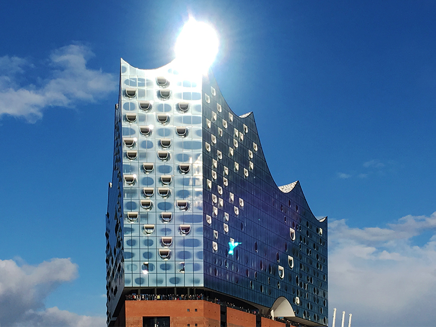Die Elbphilharmonie im Hamburger Hafen im gleißenden Sonnenlicht.