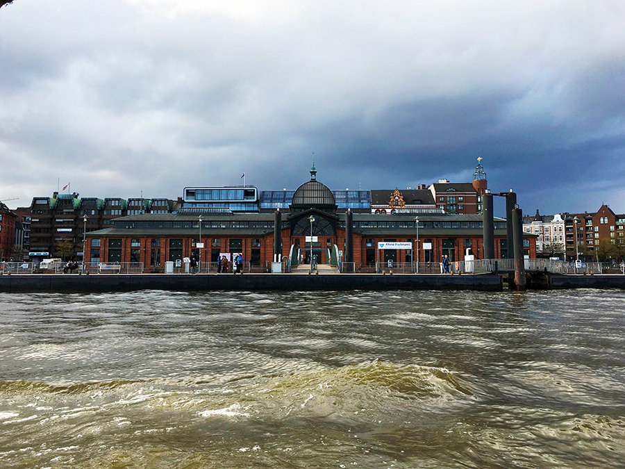 Der Fischmarkt in Hamburg von der Hafenseite aus gesehen.