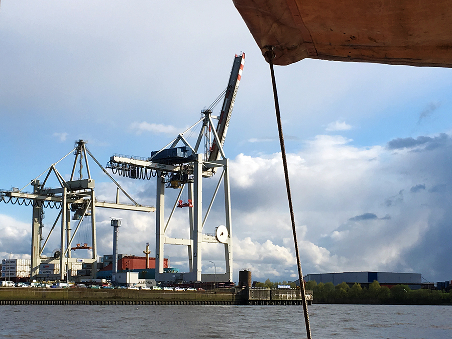 ...und dem Containerterminal Tollerort, dem kleinsten der insgesamt vier Terminals des Hamburger Hafens.