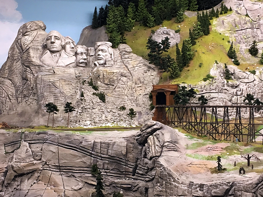 Mount Rushmore mit den Konterfeis ehemaliger Präsidenten.