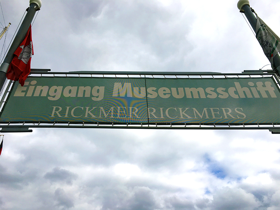 Der Eingang zum Museumsschiff, der 'Rickmers Rickmers'.
