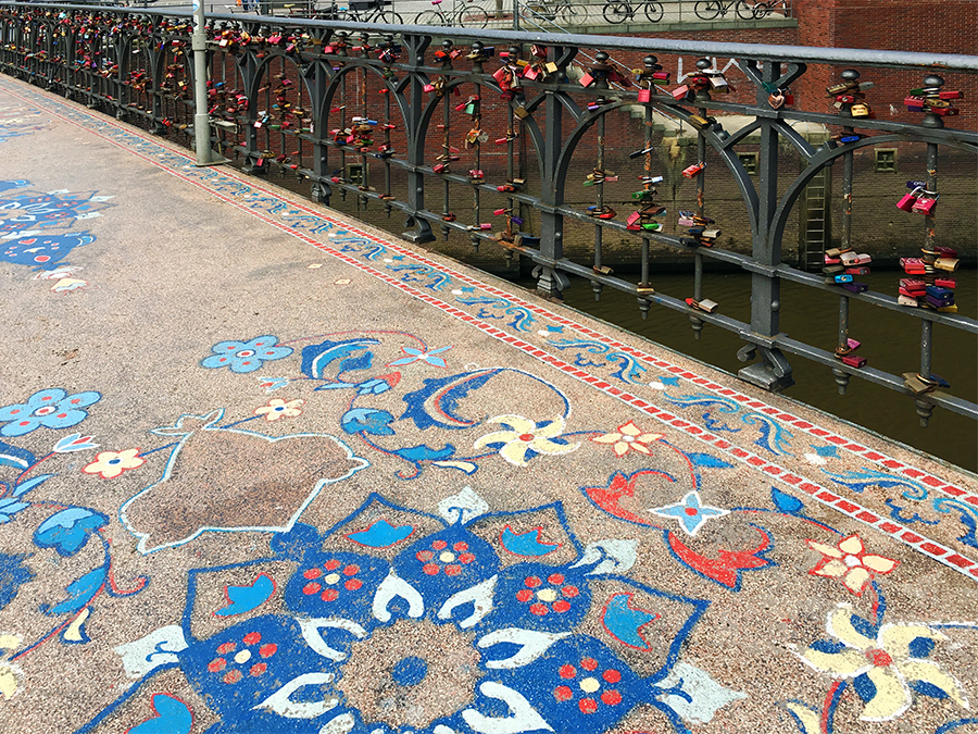Unerwartet und sehenswert: Das wunderbare, historische Mosaik auf dem Boden der Wilhelminenbrücke.