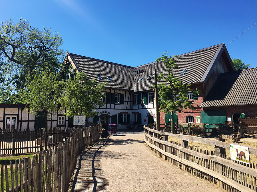 In einem typisch bergische Fachwerkgebäude sind der Zoo-Shop und die Zoo-Schule untergebracht.