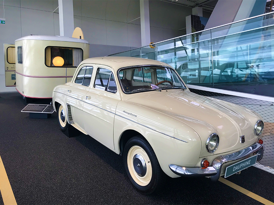Neben den ganzen coolen Anhängern und außergewöhnlichen Wohnmobilen stehen hier im Erwin-Hymer-Museum auch wirklich ein paar tolle Oldtimer, wie dieser Renault Dauphine...