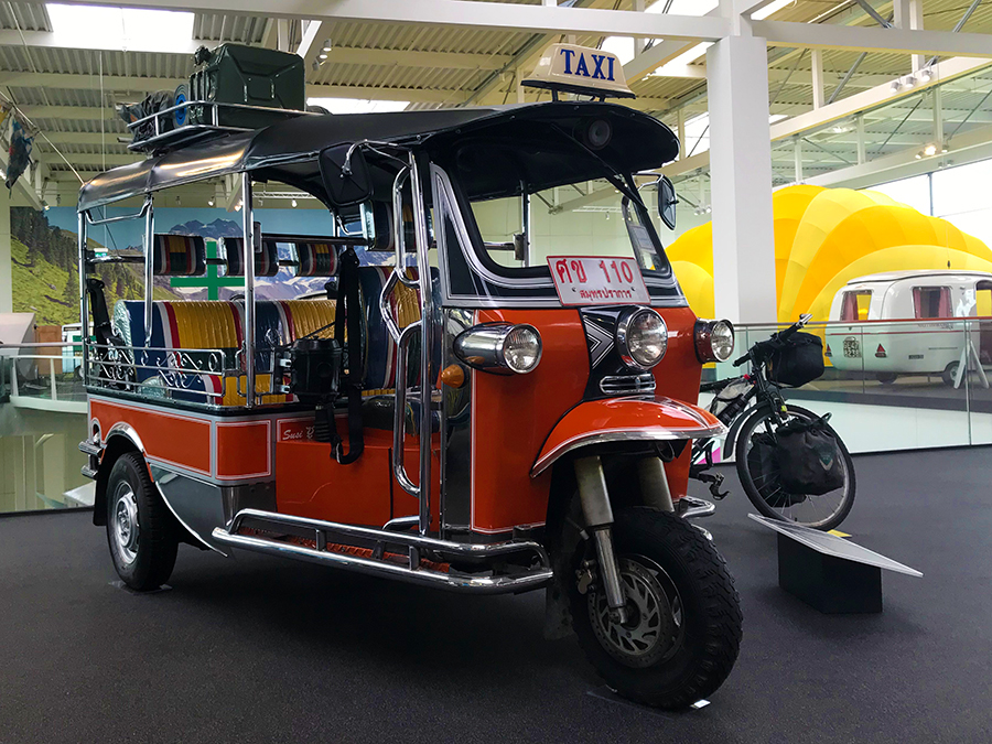 Sogar ein waschechtes Tuktuk, eine Auto-Rikscha, hat den Weg von Thailand entlang der Seidenstraße über Afrika bis hierher nach Deutschland ins Erwin-Hymer-Museum gefunden!