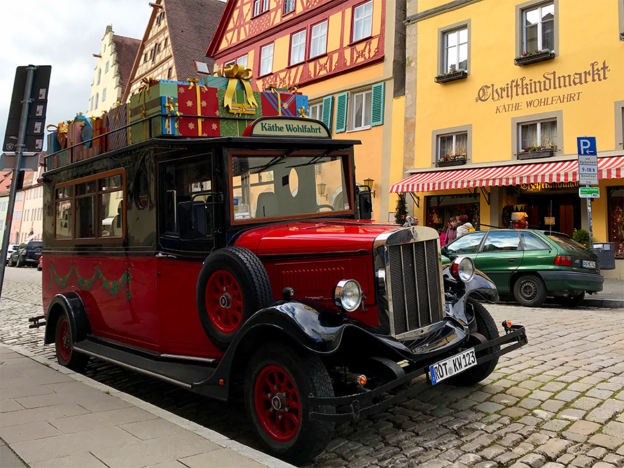 Einer der vielen Oldtimer, die durch Rothenburgs Straßen fahren. Dieser hier ist aber zusätzlich im Weihnachtsgeschäft! 