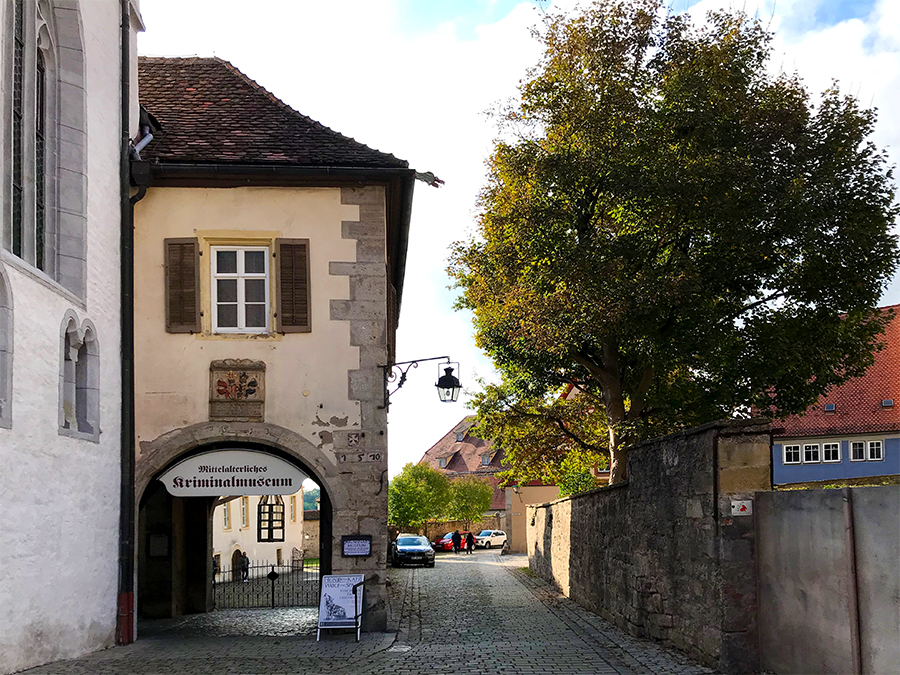 In einer ruhigen Seitenstraße befindet sich das Mittelalterliche Kriminalmuseum von Rothenburg ob der Tauber.