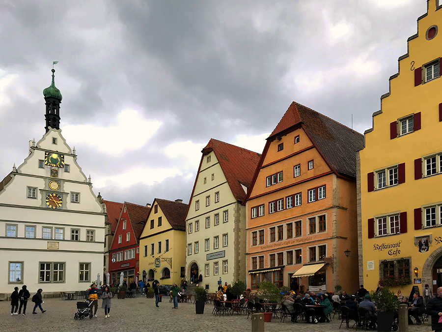Der Marktplatz von Rothenburg ob der Tauber ist umgeben von mächtigen Stadthäusern.