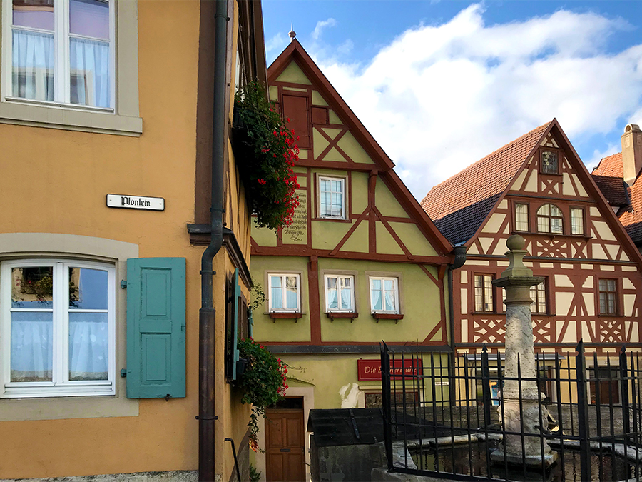 Und hier haben wir eine der Hauptattraktionen von Rothenburg ob der Tauber eigentlich schon erreicht: Das Plönlein...