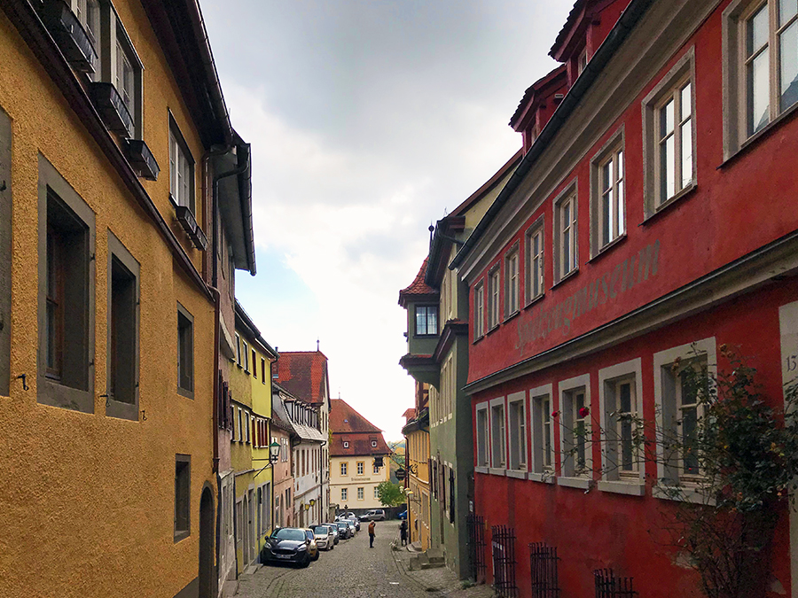 Überall in Rothenburg ob der Tauber sind die Häuser so schön bunt angestrichen! Hier rechts in rot seht ihr übrigens das ehemalige Spielzeugmuseum, das mittlerweile allerdings leider geschlossen ist.