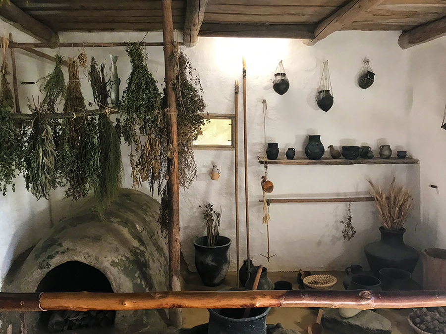 Spannend ist es auch im Inneren der Häuser: Wie haben die Menschen der Bronzezeit wohl geheizt und gekocht, was hergestellt und aufbewahrt?
