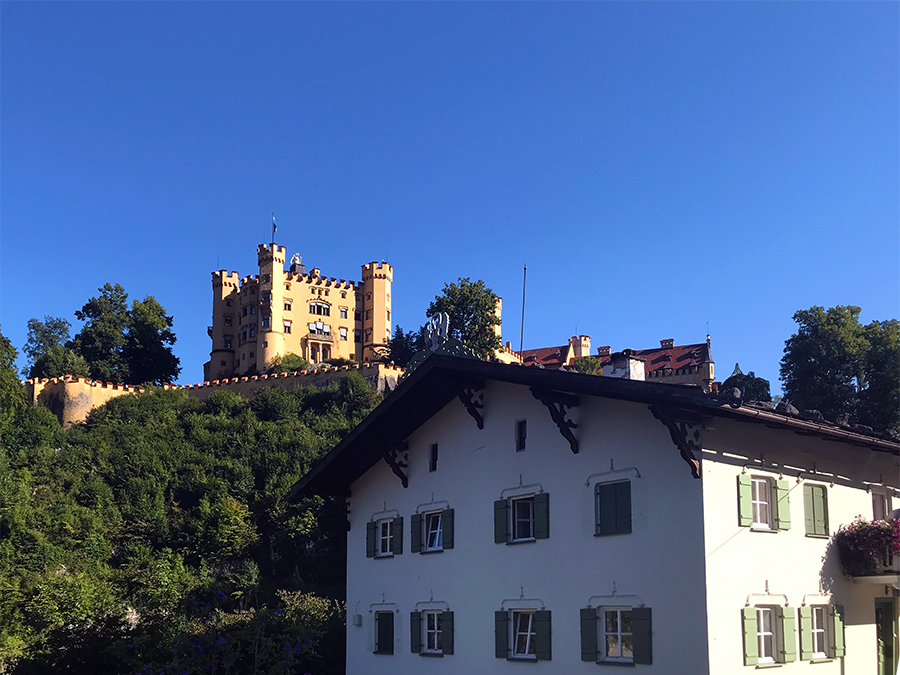 Spielt eigentlich zu Unrecht die zweite Geige: Das Schloss Hohenschwangau gegenüber vom Neuschwanstein.