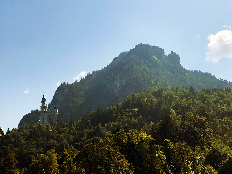 Noch liegt das Schloss Neuschwanstein in weiter Ferne hoch oben auf seinem Berggipfel, aber gleich schauen wir uns das mal aus der Nähe an!