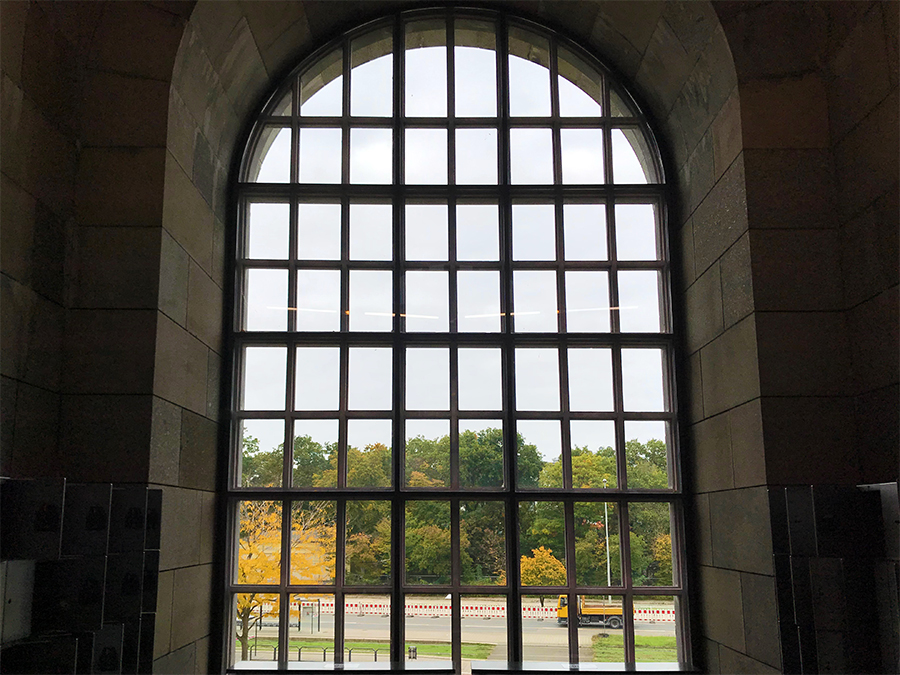 Blick durch eines der Fenster aus dem Dokumentationszentrum in der ehemaligen Kongresshalle nach draußen.