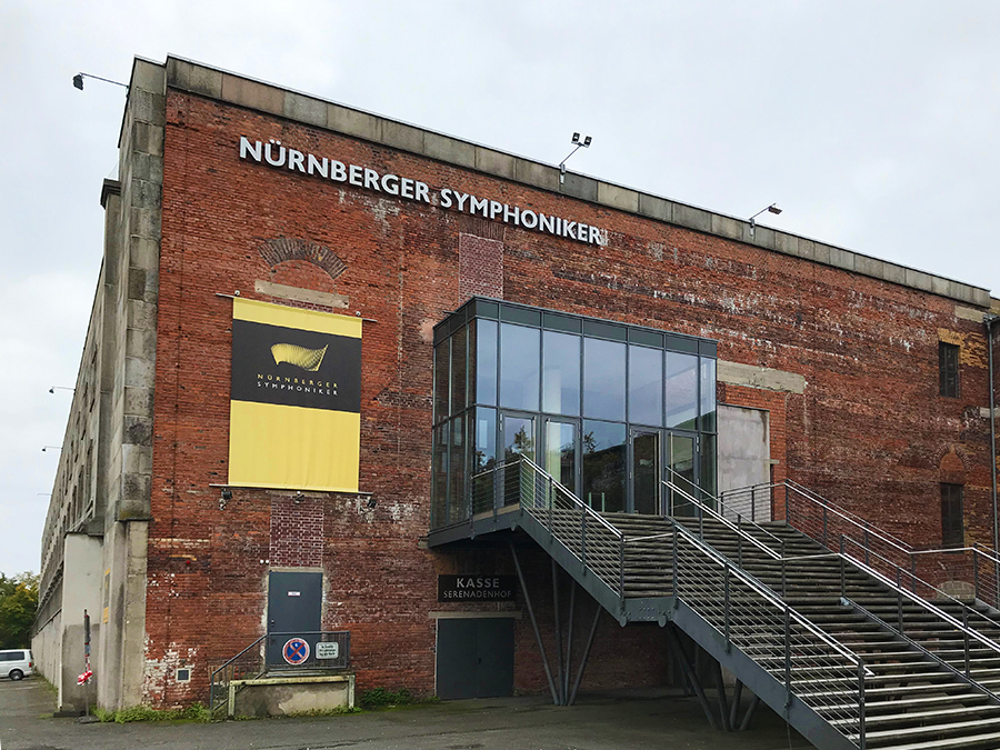 Etwas unerwartet an diesem Ort: Die Nürnberger Symphoniker sind in einem der Eckgebäude der Kongresshalle untergebracht.