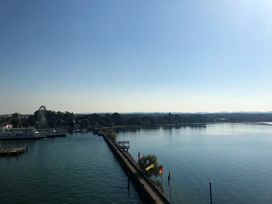 Wunderbare Aussicht über Friedrichshafen und den Bodensee vom Moleturm aus.