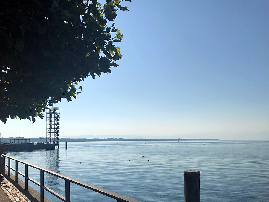 Ausblick auf den Moleturm von der Promenade von Friedrichshafen am Bodensee.