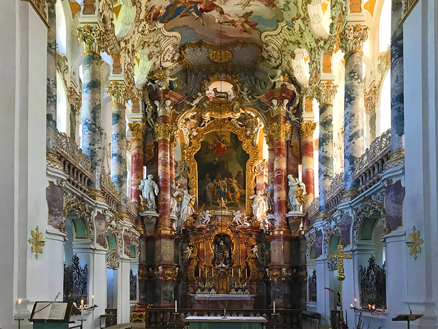 Blick auf den Altar der reich verzierten Wieskirche in Steingaden, einer der schönsten Rokokoperlen der Welt.