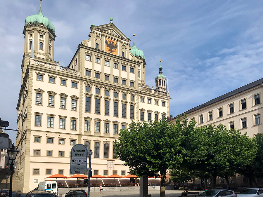 Massiv und riesengroß: Das mittelalterliche Rathaus in Augsburg aus der Zeit der Renaissance, einmal Rückansicht...