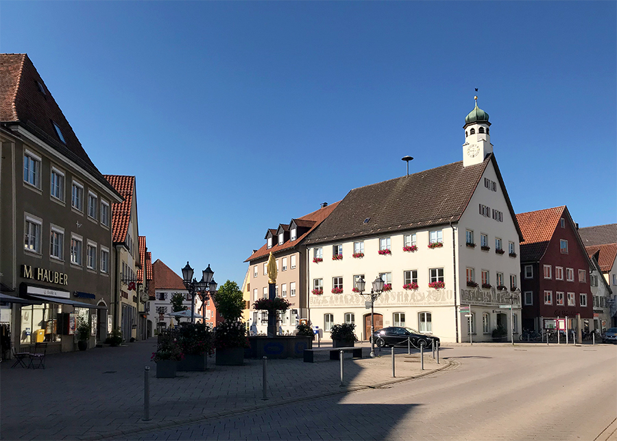 Idyllischer Stadtkern an der Marktstraße in Bad Wurzach im Allgäu.
