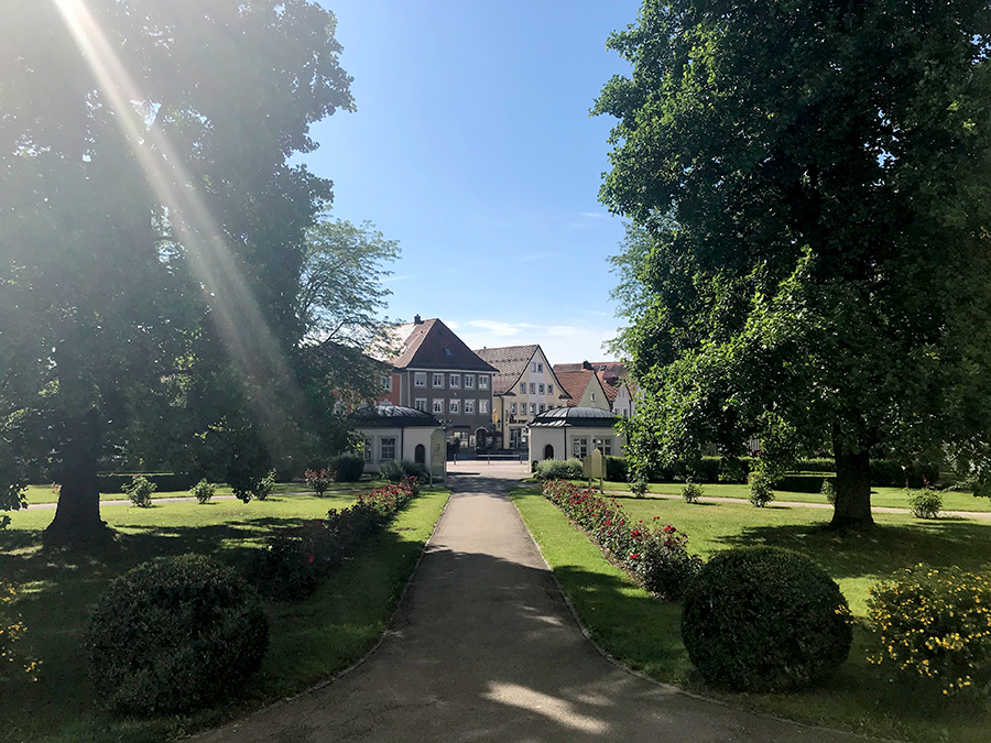 Eine gepflegte, kleine Parkanlage ist der Vorgarten des Schlosses in Bad Wurzach.